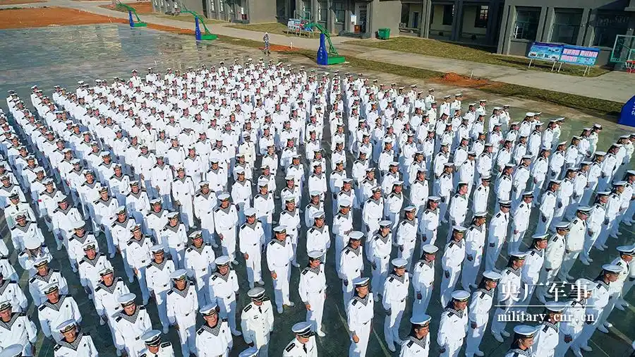 海军陆战队某旅举行退役士兵向军旗告别仪式