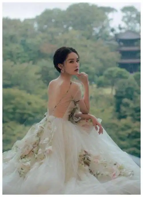 李沁终于高调了一回,穿"腾云驾雾裙"领奖,美成下凡的仙女_裙子_礼服