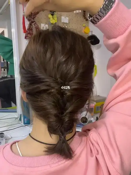 气质短发低马尾