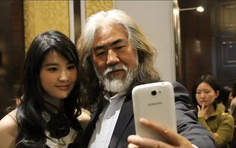 刘亦菲已经33了,她与干爹的故事已经告一段落_陈金飞_母亲_演艺圈