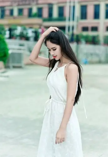 性感清纯的小美女吊带长裙打造迷人风采