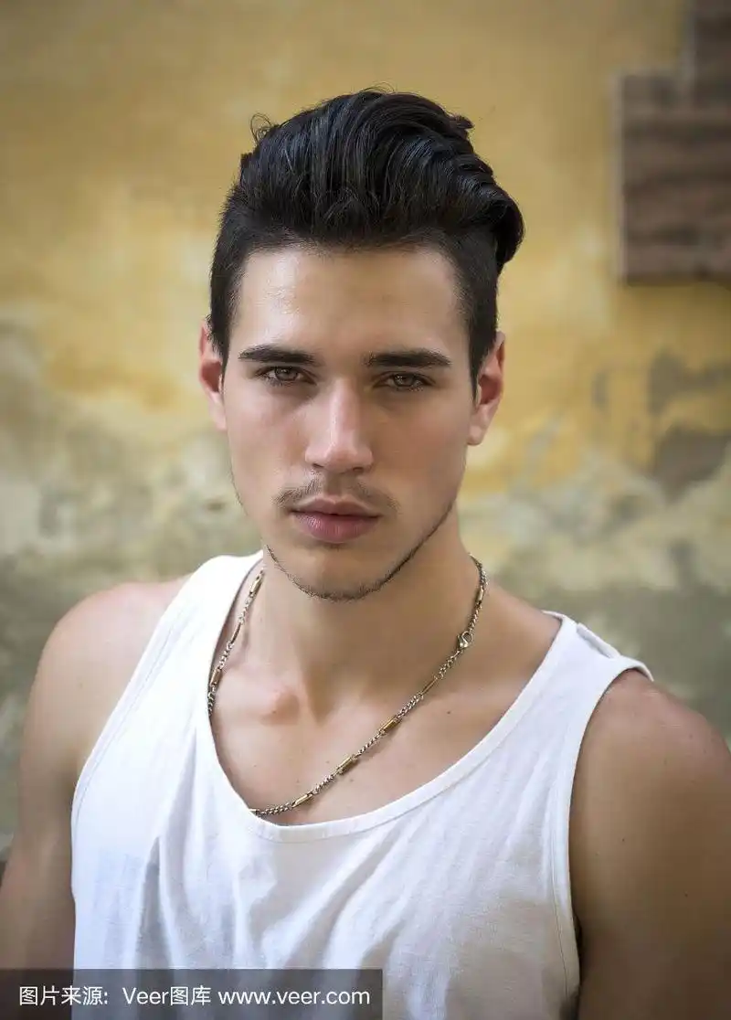 外面有个帅哥的大头照