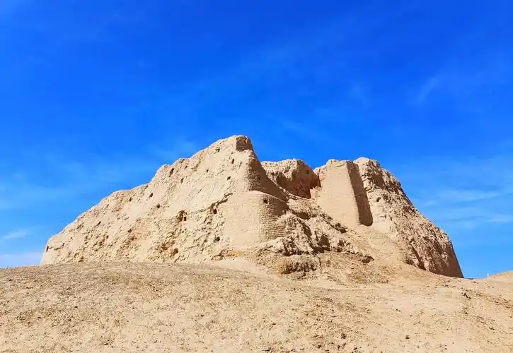 马路两边的杏花开了,远处是吐哈油田忙碌的磕头机,烽火台遗址和抽油机