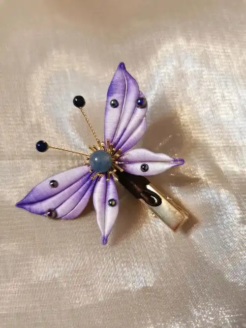 一只紫色渐变小芙蝶