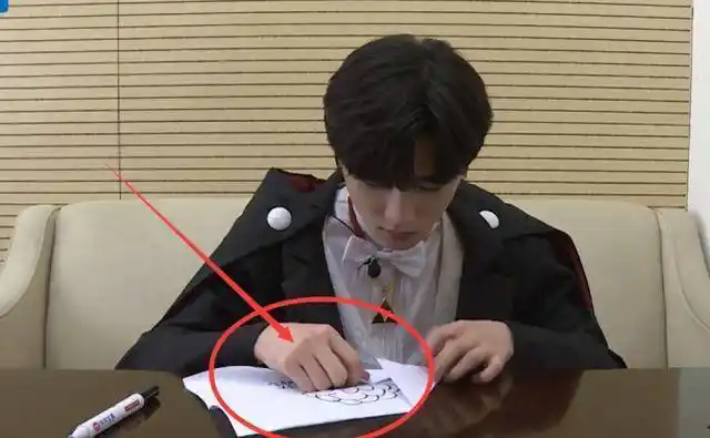 宋亚轩手写字还要捂着,看到他写完后的字体:还没我用脚写的整齐_偶像_