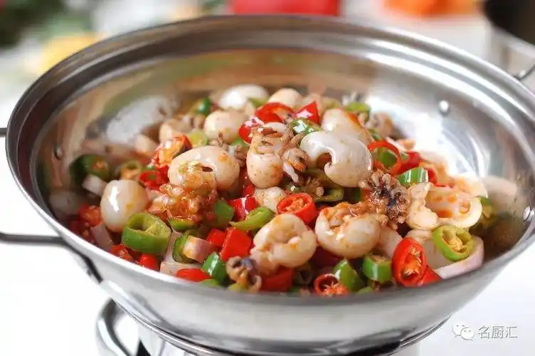 干锅酱80克,色拉油50克,食盐5克,清汤500克,鸡精5克制作方法:1,墨鱼仔