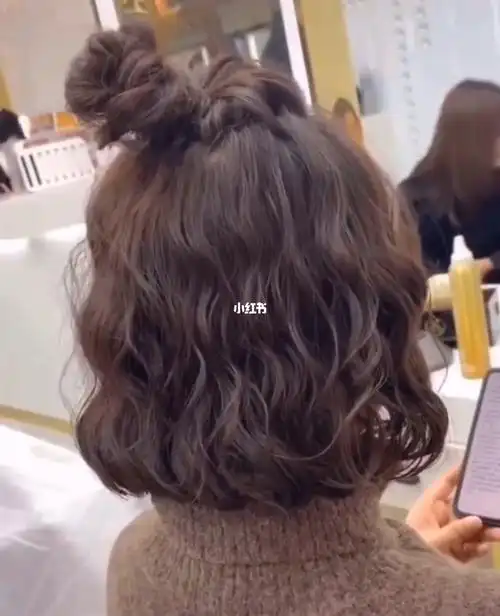 中发烫发发型推荐减龄显发量的齐肩法式烫