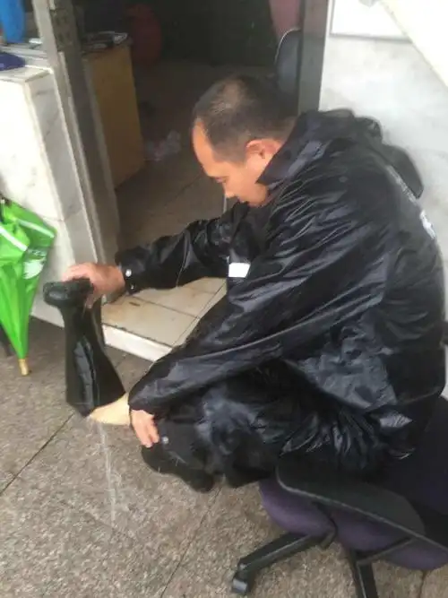 由于突降大雨,部分路段水位持续升高,交警的雨靴里早已被水浸湿.