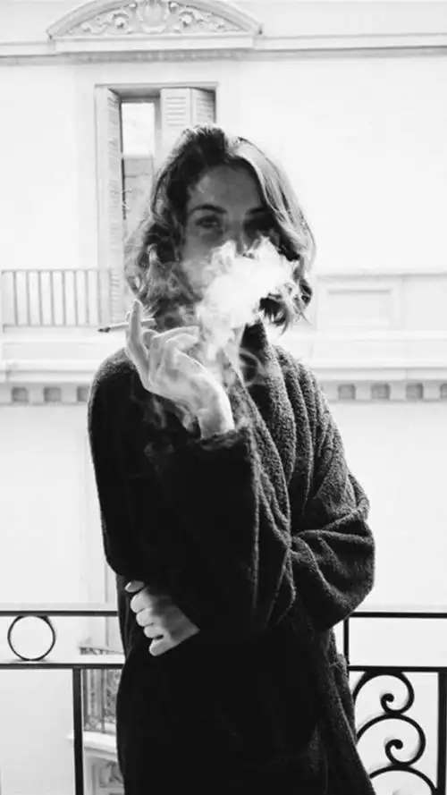 黑白欧美颓废香烟美女