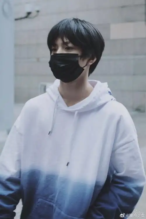 牛奶少年的白色卫衣#提名我们小92仔刘耀文不管是卫衣还是t恤 白色