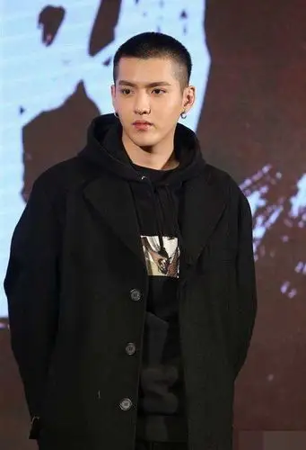 校园男生剃板寸头发显示利索感 18岁男生剃超短头发造型图片