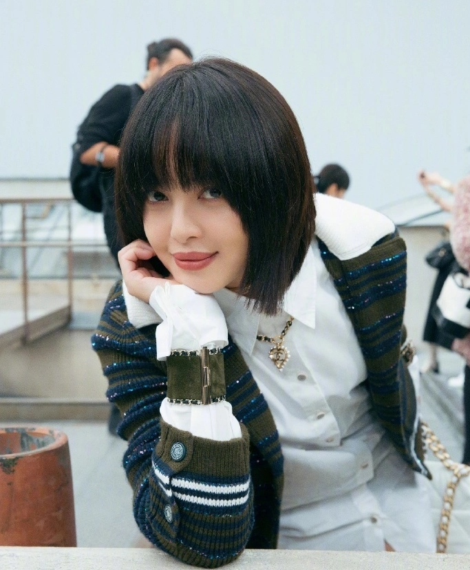 辛芷蕾穿刺绣羊绒针织外套齐耳短发笑容爽朗又酷又飒