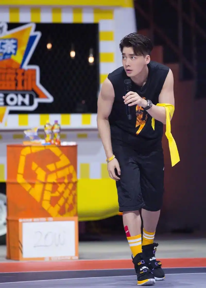 《我要打篮球》第二期精彩剧照公开 成熟性感李易峰花式抢人即将精彩