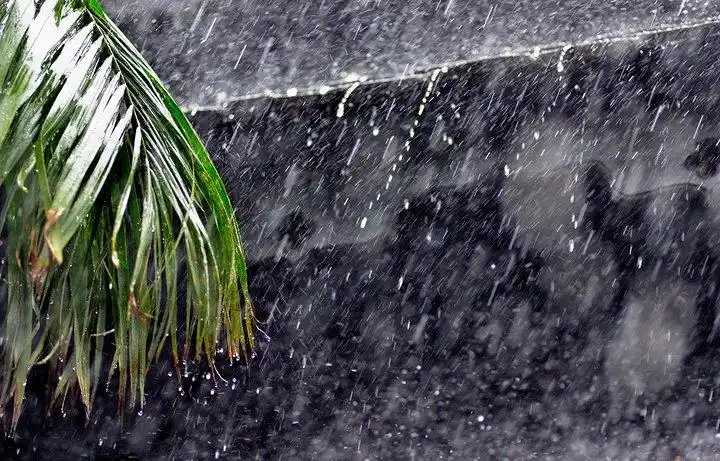 当路边的风景变幻时,心情也随着时晴时阴的天空,时明时暗的大地,时蓝