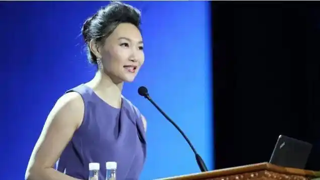 央视淘气包李梓萌出身优越为何43岁仍愁嫁你看她老爸是谁