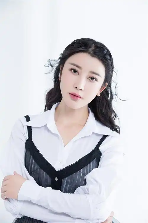 北电校花侍宣如黑纱礼服写真曝光