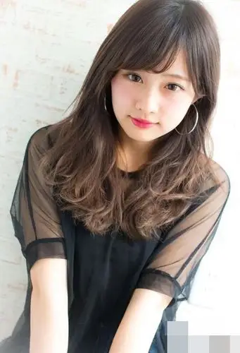 圆脸女生适合烫什么样的发型 自然出众的小女生中长卷头发