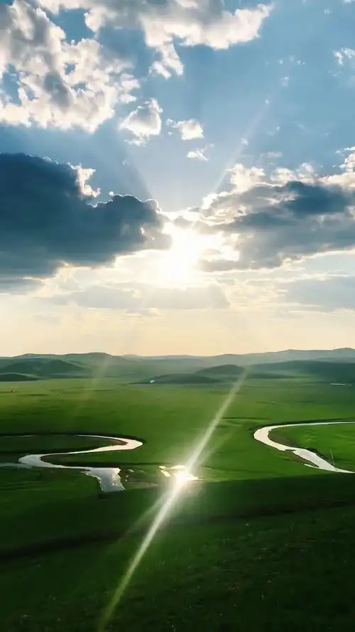 太阳努力穿过云层照耀大地