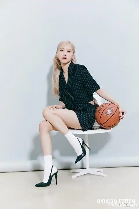 复古女神上线!blackpink朴彩英画报公开,大秀蚂蚁腰