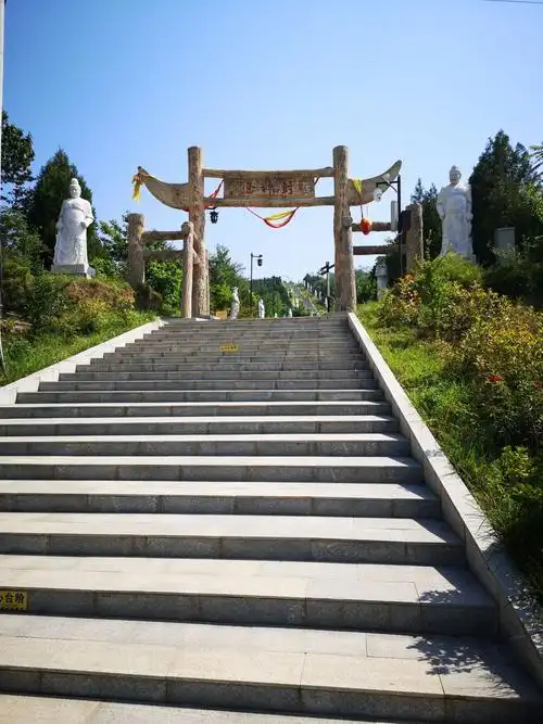 县南阳镇野河山景区内是通往姜子牙封神台的必经之道共有466个台阶