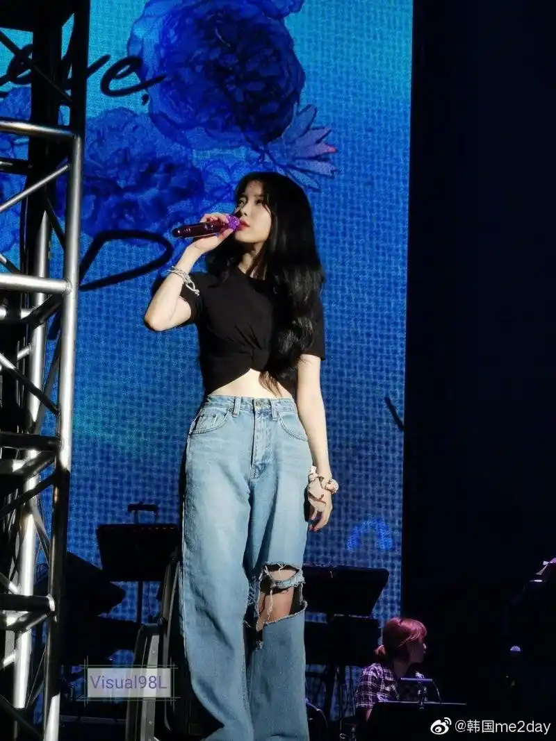 破洞裤搭配露脐装,甜美又帅气的李知恩闪亮登场