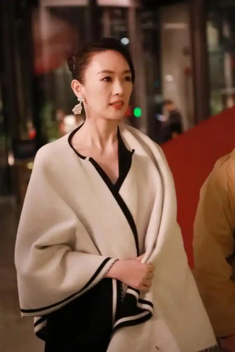 童瑶与朱一龙王凯共同出席活动,穿斗篷装优雅时髦保暖