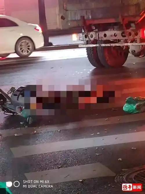 突发绍兴大龙市场附近发生惨烈车祸一名女性死亡