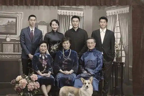 复古全家福:一个站位表明马雅舒对继女是真好,刘烨很大男子主义