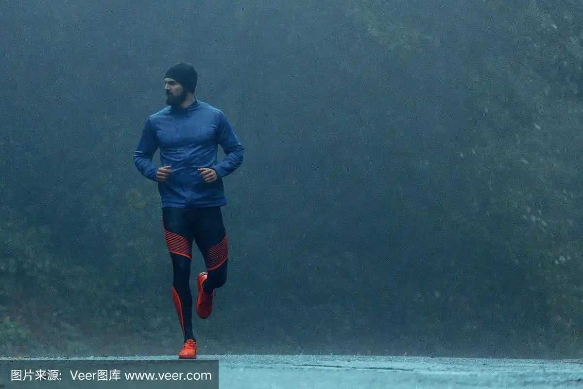 有动力的年轻人在雨中奔跑