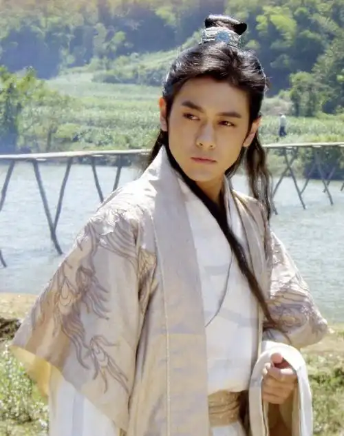 曾经的段誉是陈浩民,林志颖这样温润如玉,风姿俊朗的翩翩少年,剧中