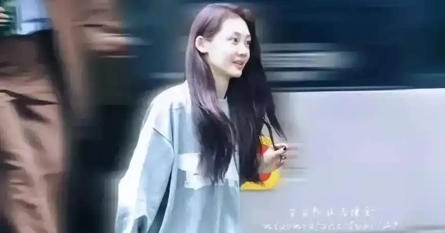 郑恺捡到宝了!苗苗素颜惊艳如女大学生,逆龄生长引热议