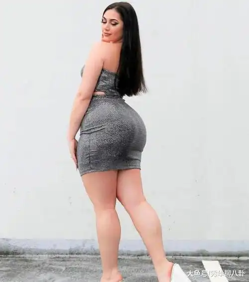 她虽是胖模界的"扛把子", 却一点也不显臃肿, 魅力不输卡戴珊!