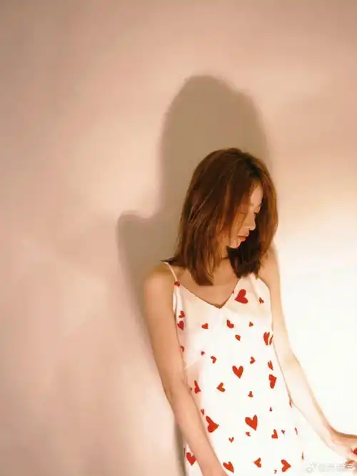 吴谨言晒侧颜照##吴谨言侧脸