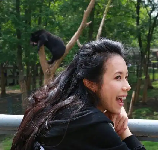 莫文蔚与老公罕见同框,素颜出镜脸部浮肿,为嫁初恋当三娃后妈