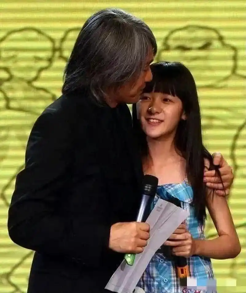 徐娇回归周星驰公司,格子条纹绑带裙宛若漫画娃娃,和当初大不同