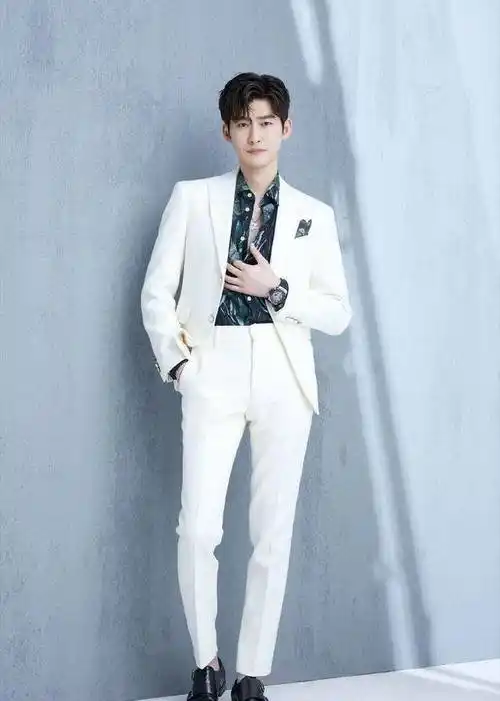 原创张翰变身粉红王子一身粉色衬衣搭白西裤好帅大长腿也太抢镜了