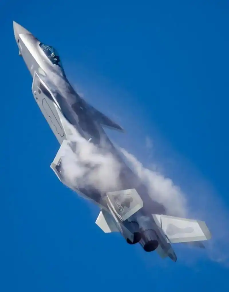 歼-20高清大图奉上 一组歼20战机高清大图送给大家.