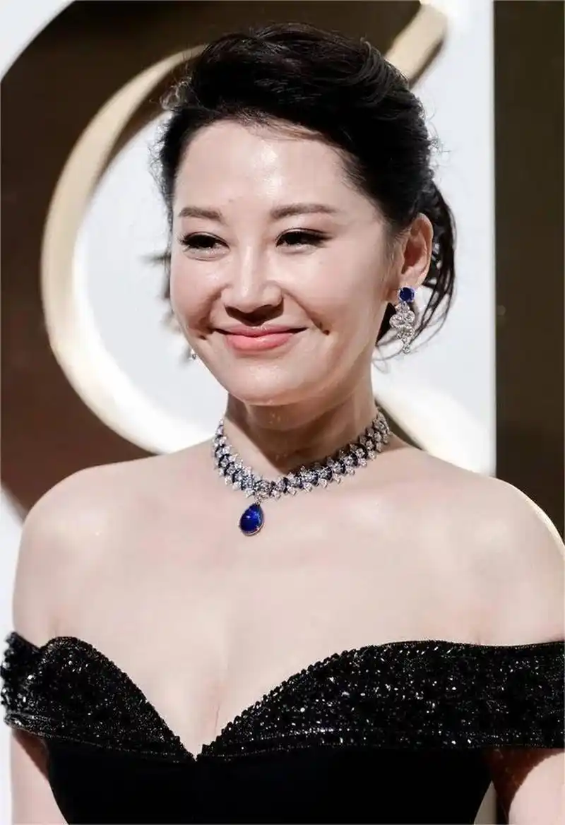 许晴穿露肩长裙秀性感身材