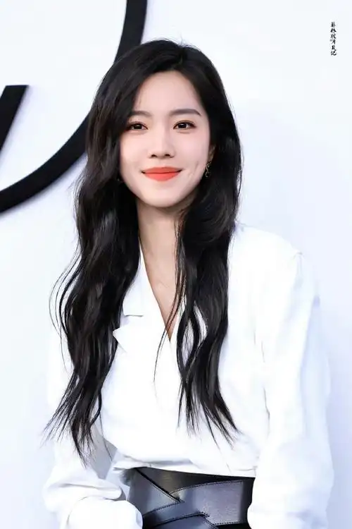 庄达菲用酒窝对我笑