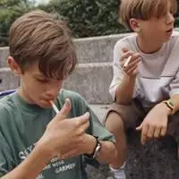 小孩抽烟喝酒霸气图片 搞笑小孩抽烟图片头像霸气_微信头像图片大全