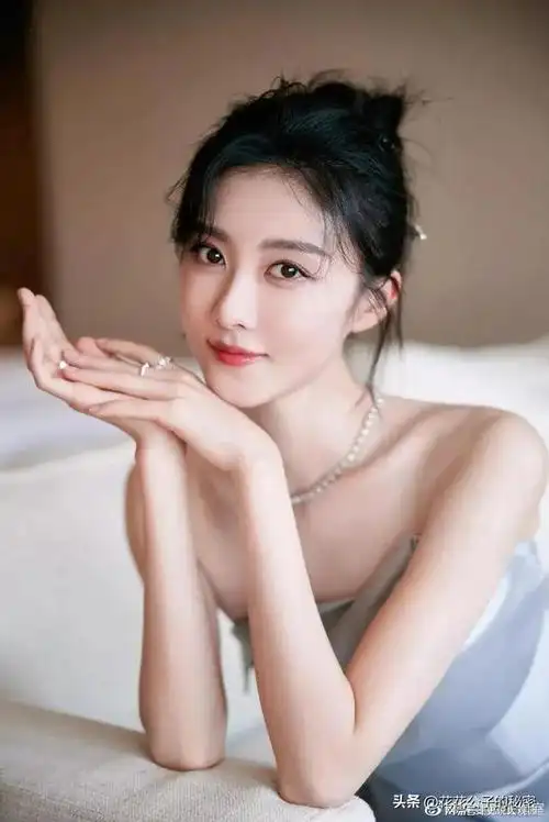 李沁如果和曹斐然站在一起我感觉李沁的颜值会直接秒杀她