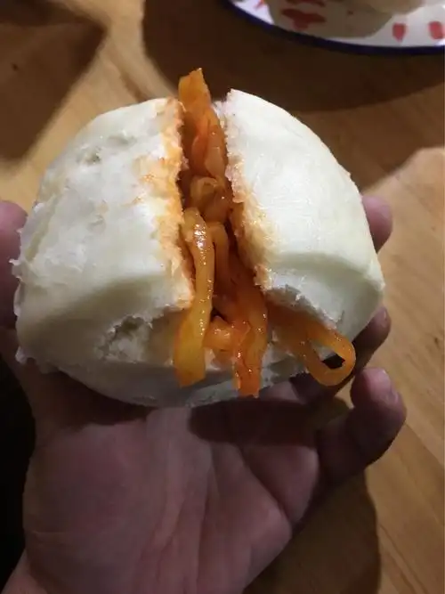 我也是第一次尝试一下这样吃 馒头里夹着咸菜 味道很不错