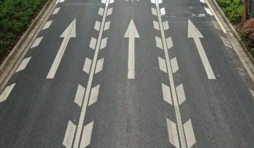 4, 纵向减速标线