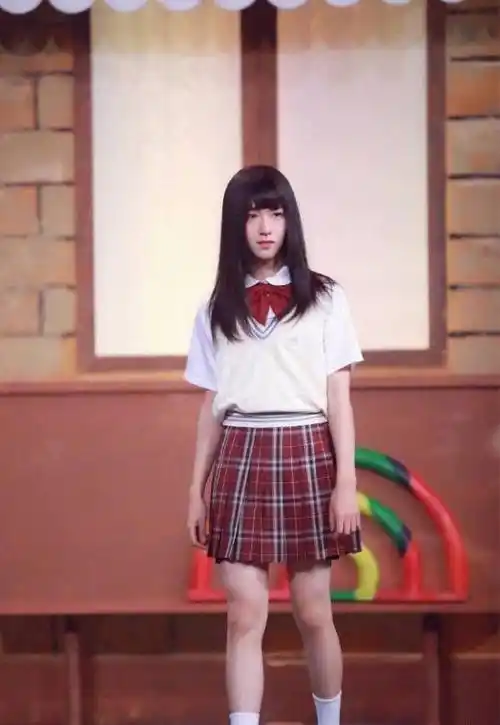时代少年团贺峻霖晒女装造型,高颜值大长腿反串女明星毫无违和感