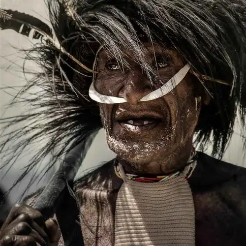 他拍摄了印度尼西亚瓦梅纳的民众肖像,这些原始土族人正在庆祝巴列姆