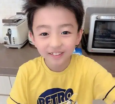 谢振南才是真正的美男子9岁穿白t干净秀气气质像极了爸爸谢霆锋