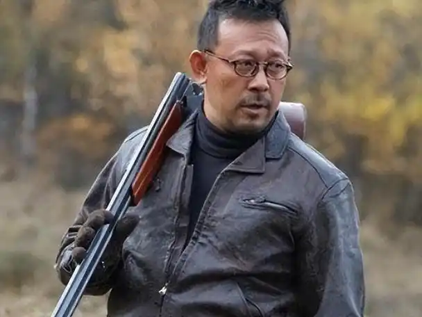 姜文有很多同龄朋友,和他们一起度过了充满自由的青春时光,他们抽烟