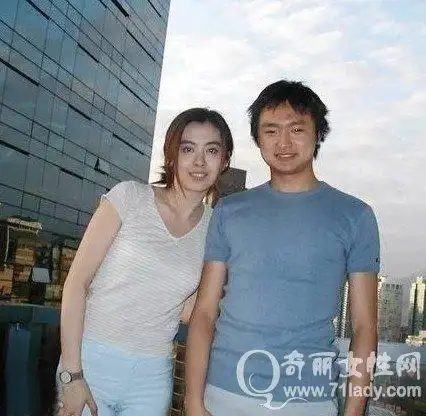 王祖贤老公是谁 曝王祖贤与华侨学生男友亲密照