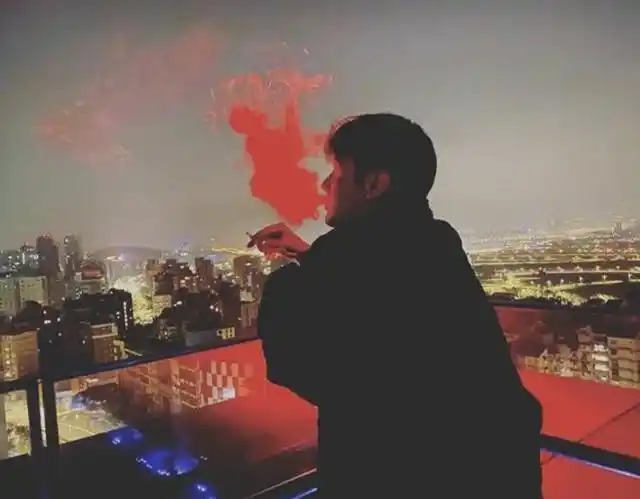 李荣浩发深夜在阳台抽烟照片网友劝戒烟杨丞琳却点赞