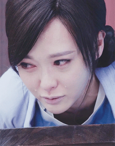 女明星哭戏,郑爽赵丽颖唐嫣惹人心疼,杨幂热巴唯美,唯有她尴尬